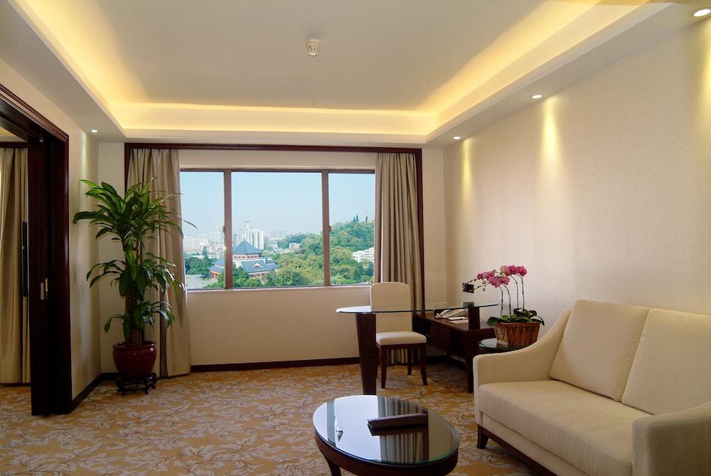 Guangdong Hotel (Sun Yat-sen Memorial Hall Station) 51/73