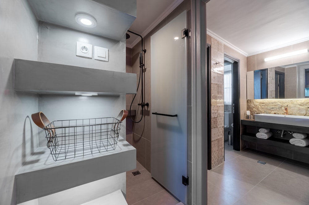 2Mazi Suites 44/47