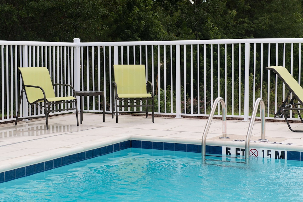 Hampton Inn & Suites Fayetteville 34/46