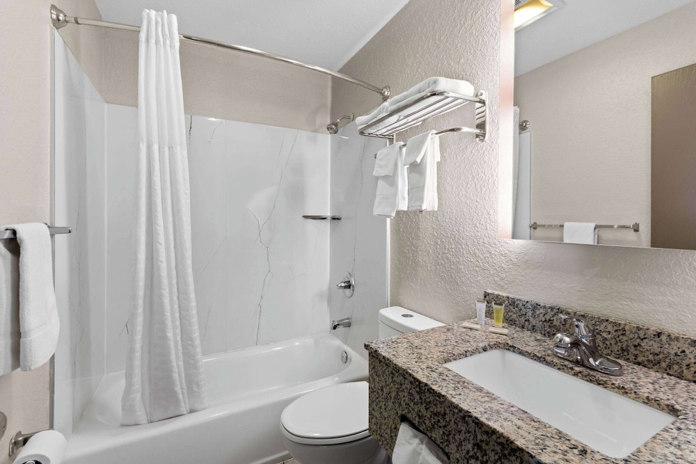 Super 8 by Wyndham Elizabethtown 55/61