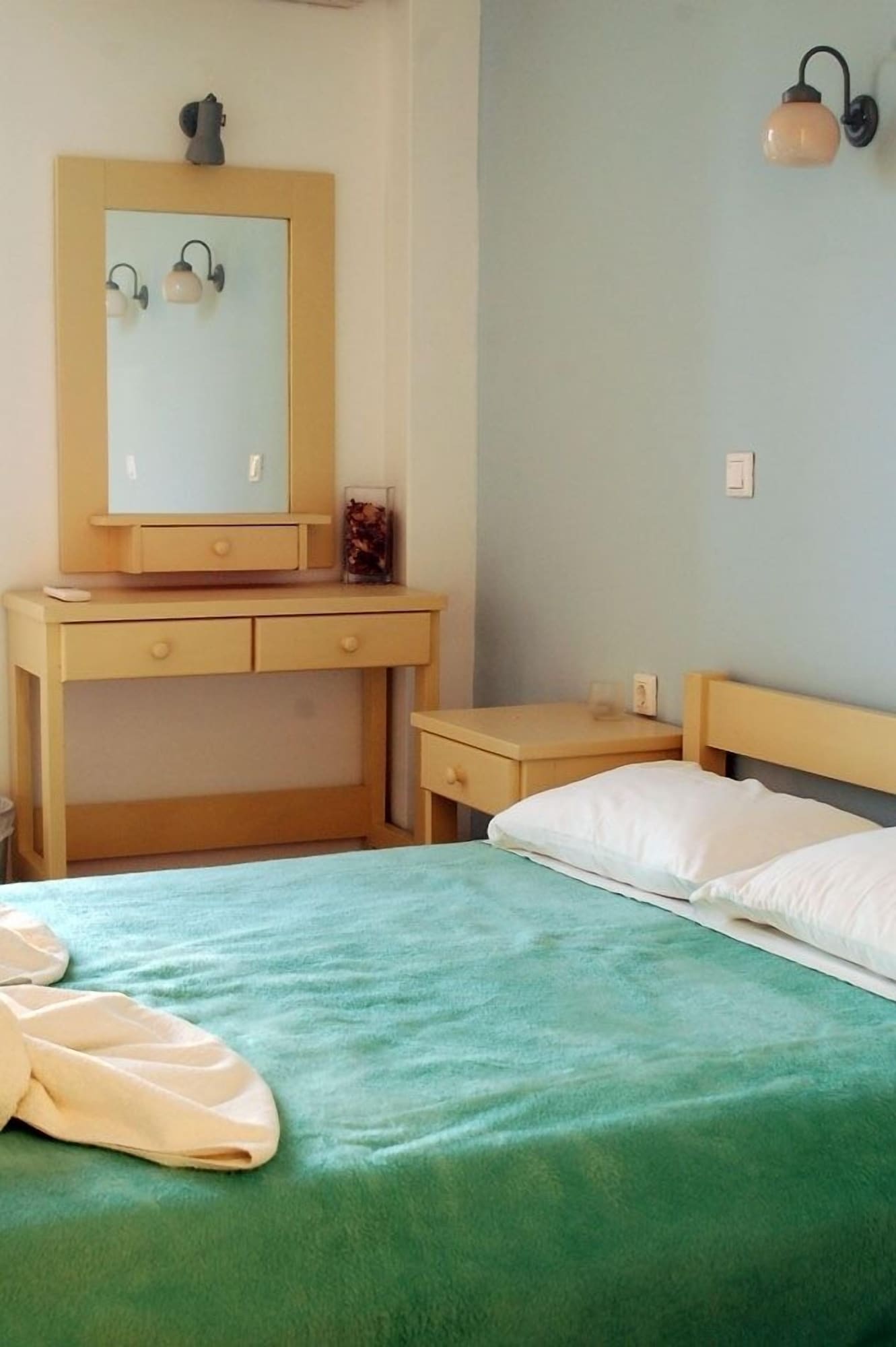 ROOM, SINGLE