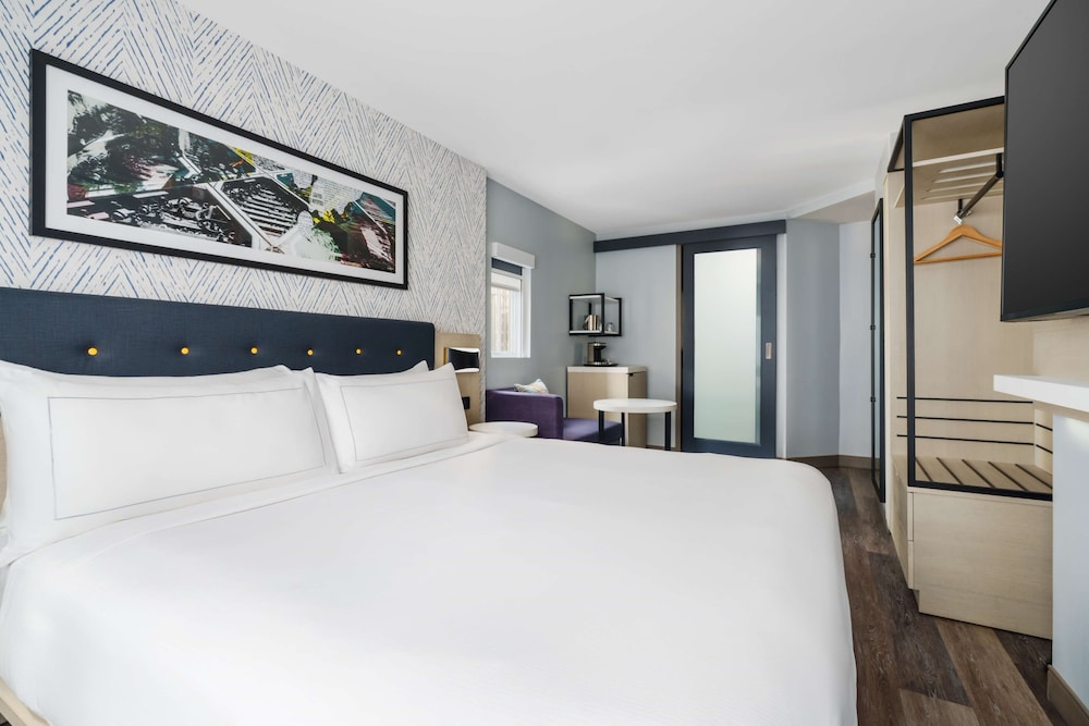 ROOM, KING BED, CITY VIEW