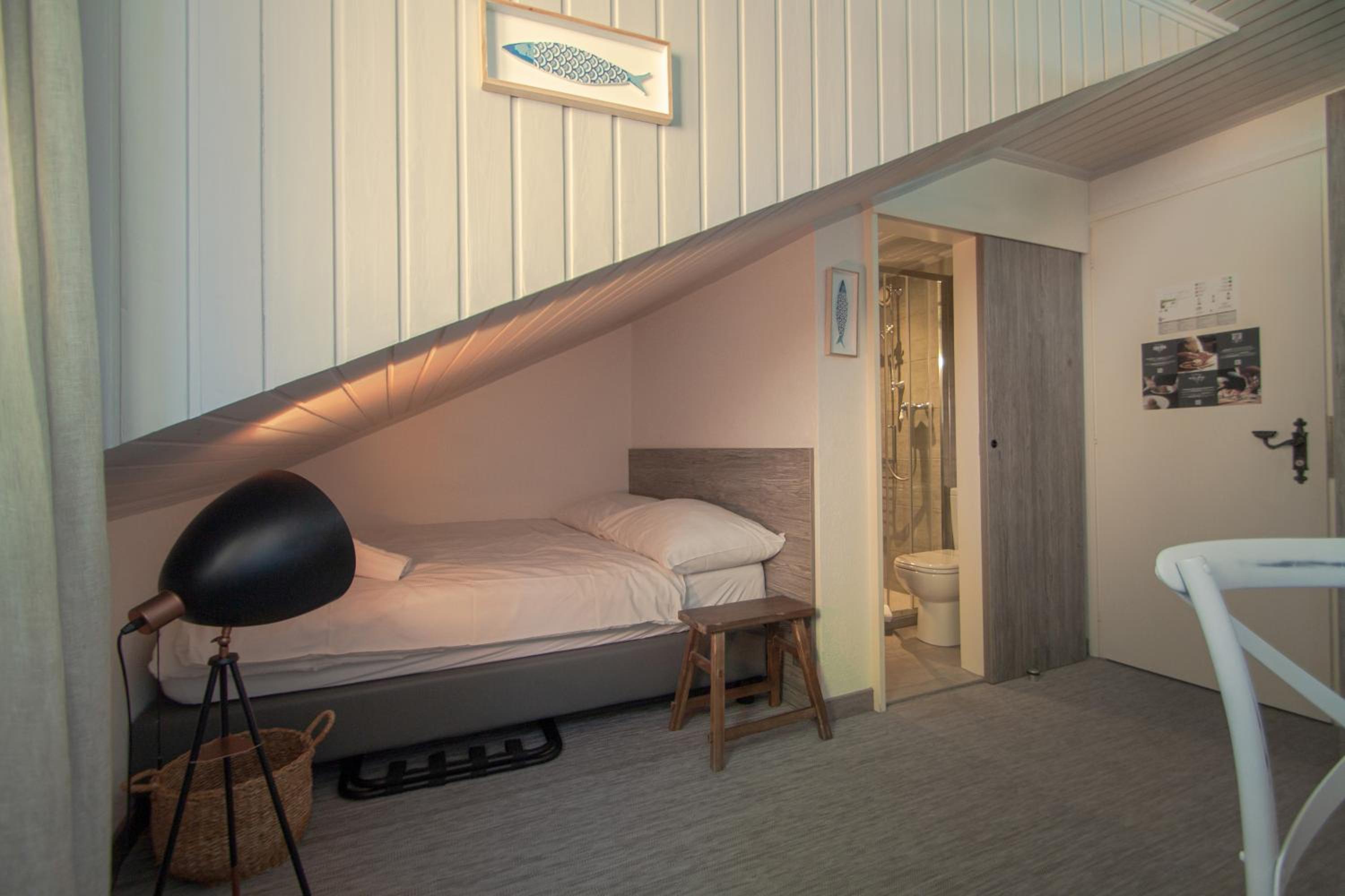 Mansard, Budget, Queen Bed