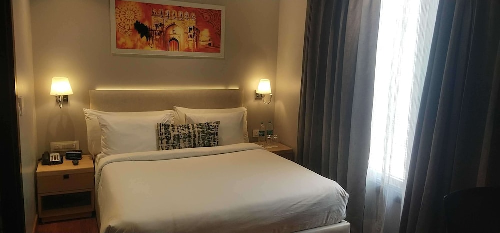 DELUXE, QUEEN BED