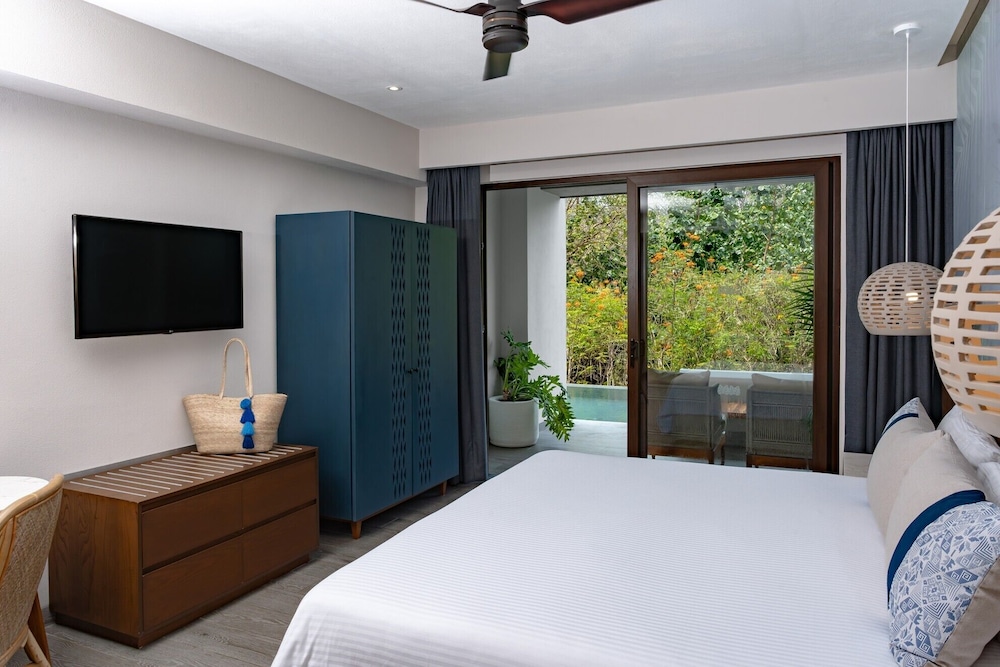 Swim Out, Allure, King Bed, Adult Only