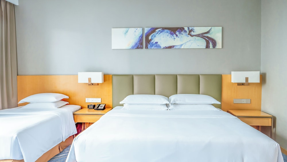 غرفة بريميوم بسرير كينج وسرير فردي، Holiday Inn Neijiang Riverside 2/4
