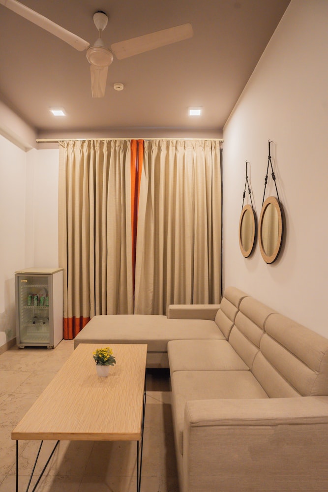 Ahuja Residency Parklane 27/50