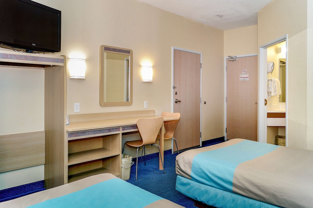 Motel6 Peterborough, ON 21/37