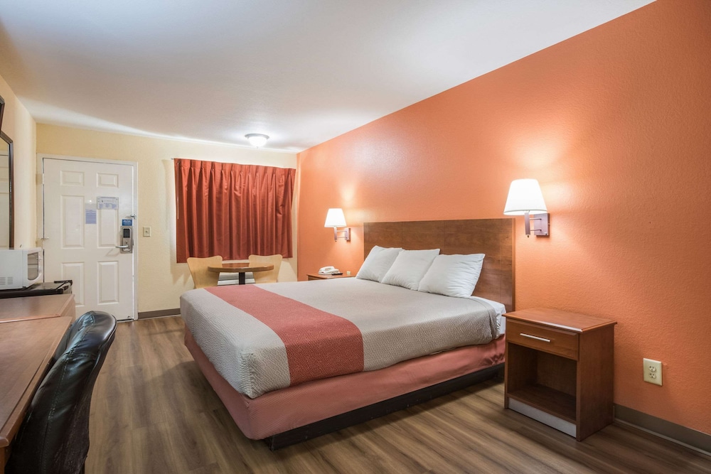 Rodeway Inn and Suites Macon 17/45