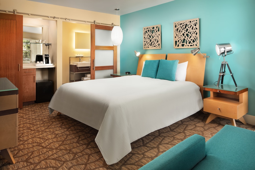 DELUXE, KING BED, ACCESSIBLE