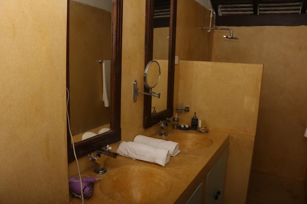 Khalids Guest House Galle 36/40