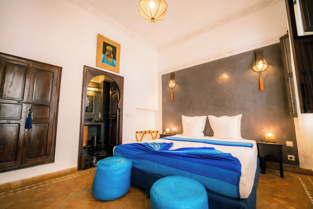 SUPERIOR, DOUBLE OR TWIN BED