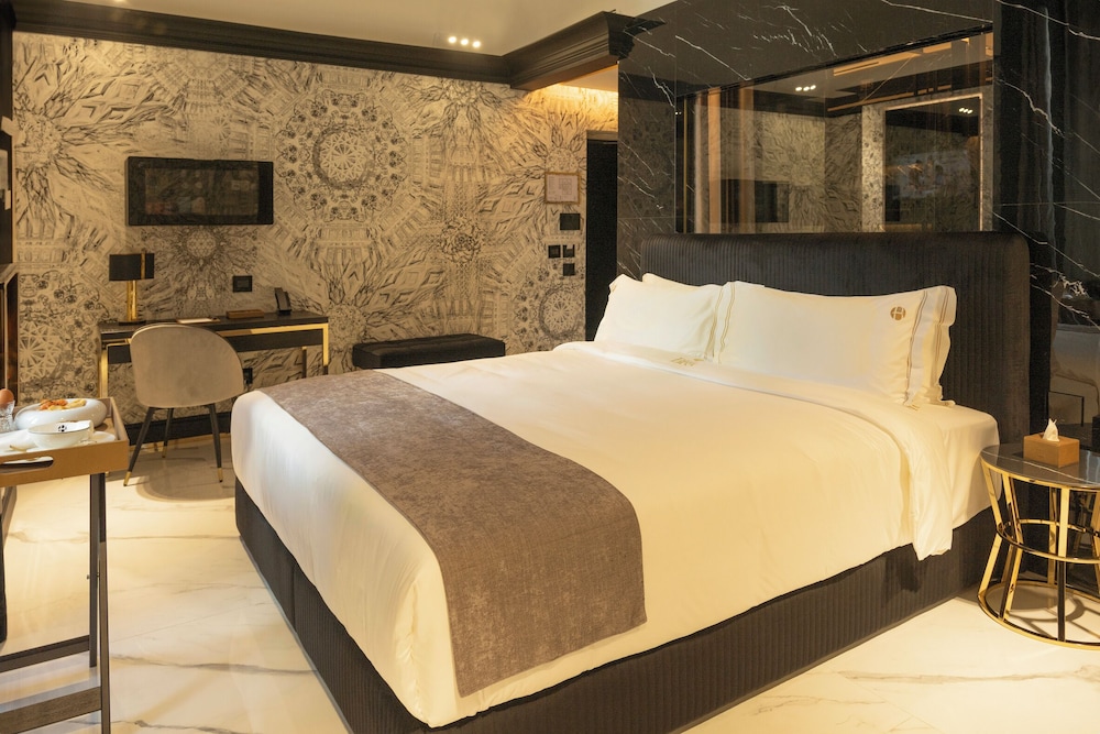 Bra Hotel 12/47