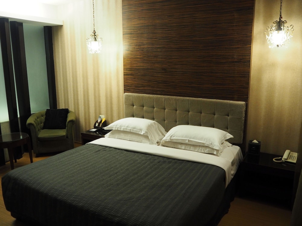 The Riverside Hotel & Motel 9/49