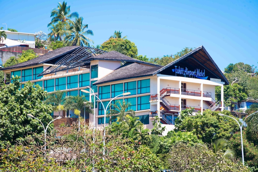 Tahiti Airport Motel 7/64