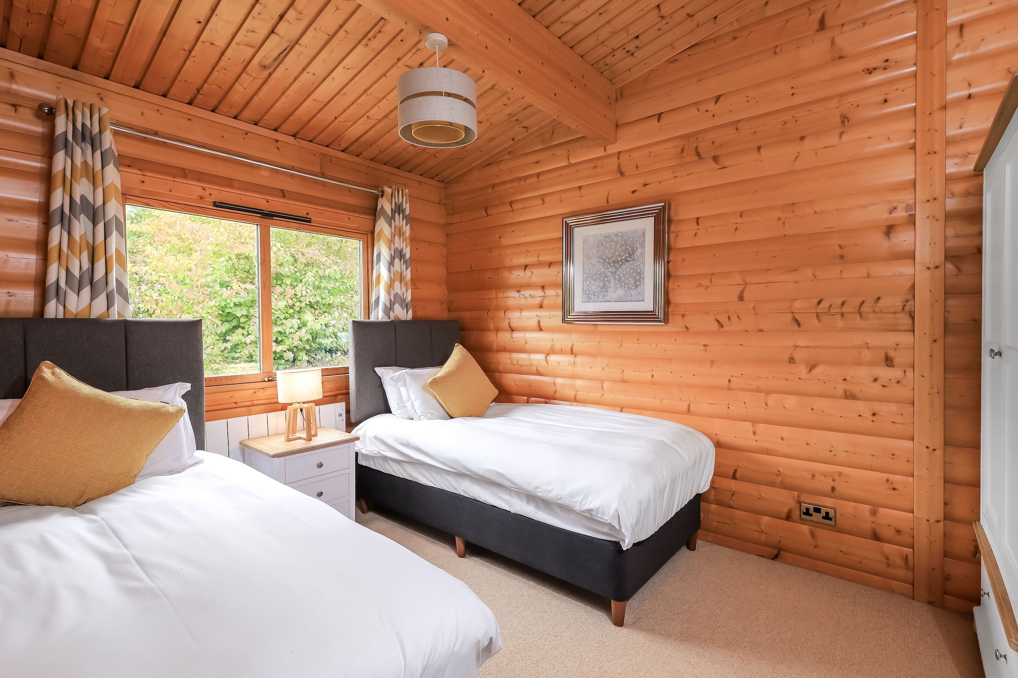 3 Bedrooms, Lodge, 1 King and 4 Single Beds