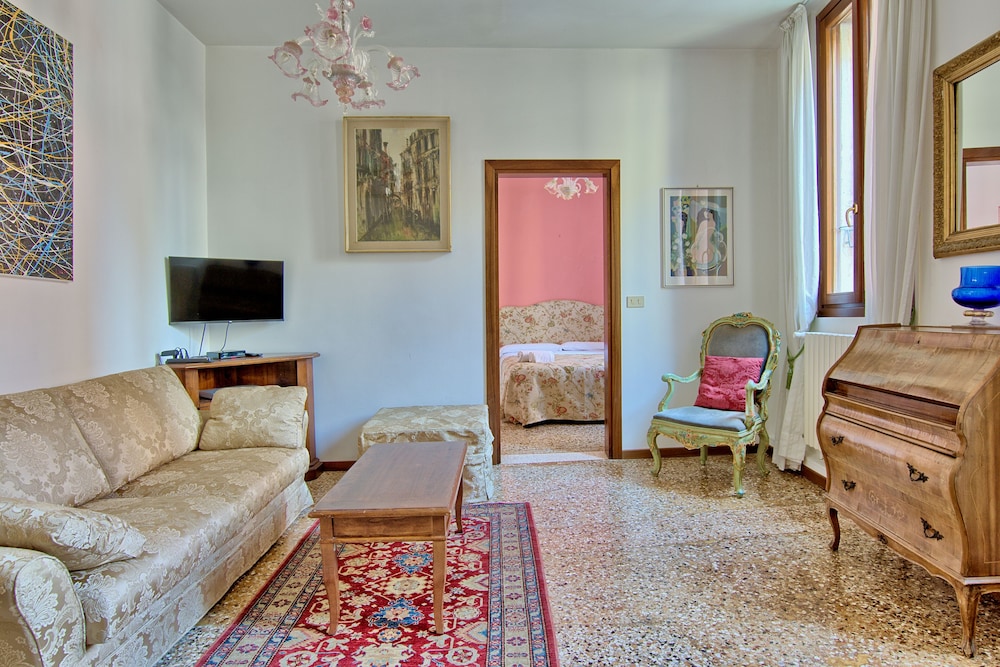 Charming Venice Apartments 54/78