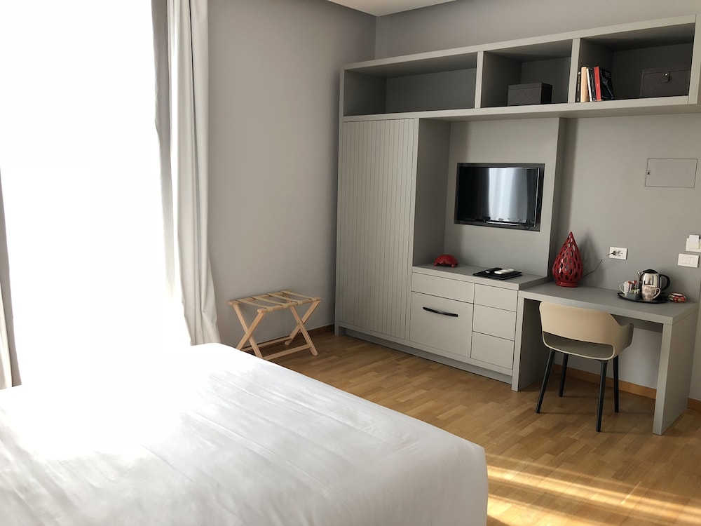 200 Rooms And Terrace 14/54