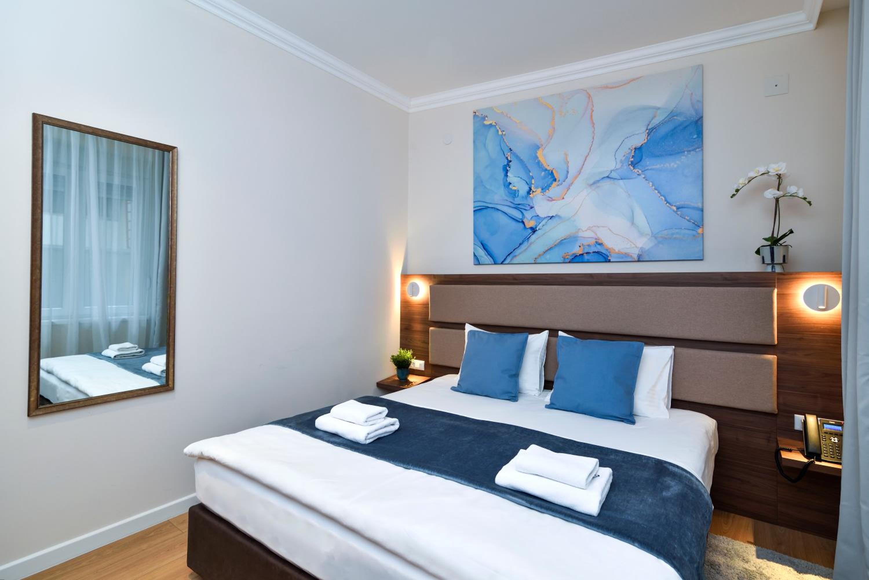 ROOM, DOUBLE BED