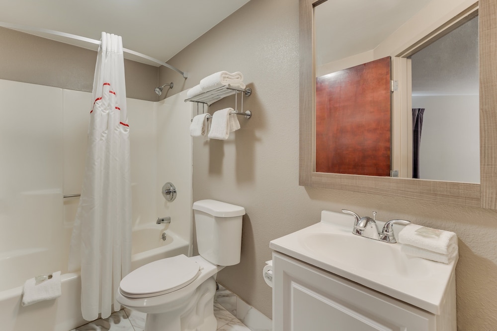 Red Roof Inn & Suites Newport – Middletown, RI 16/44