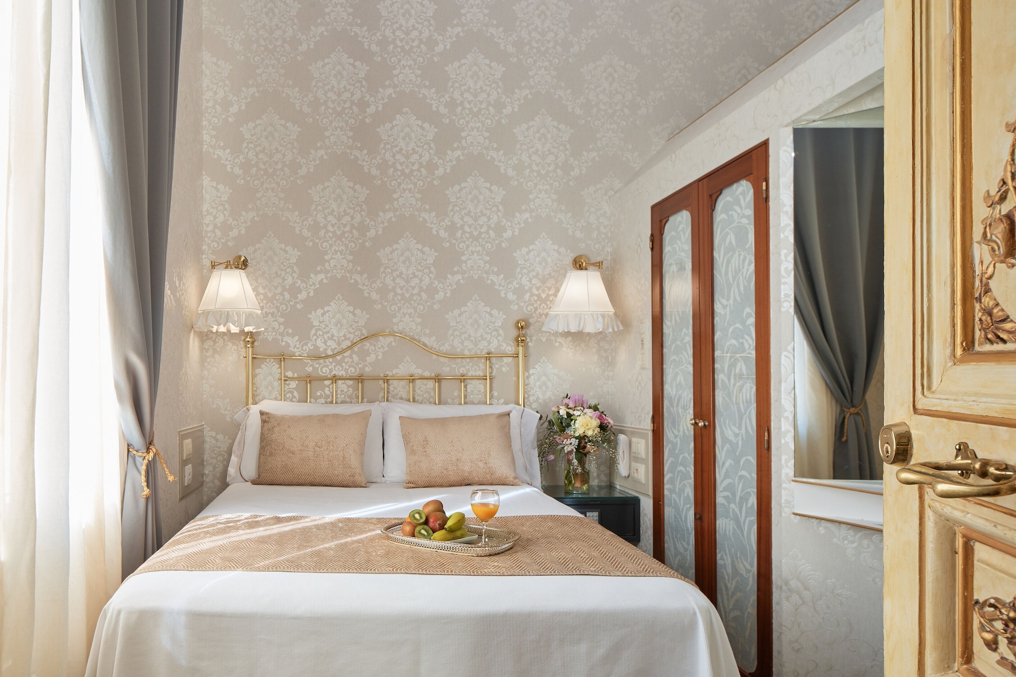 PREMIER, SUITE, CITY VIEW