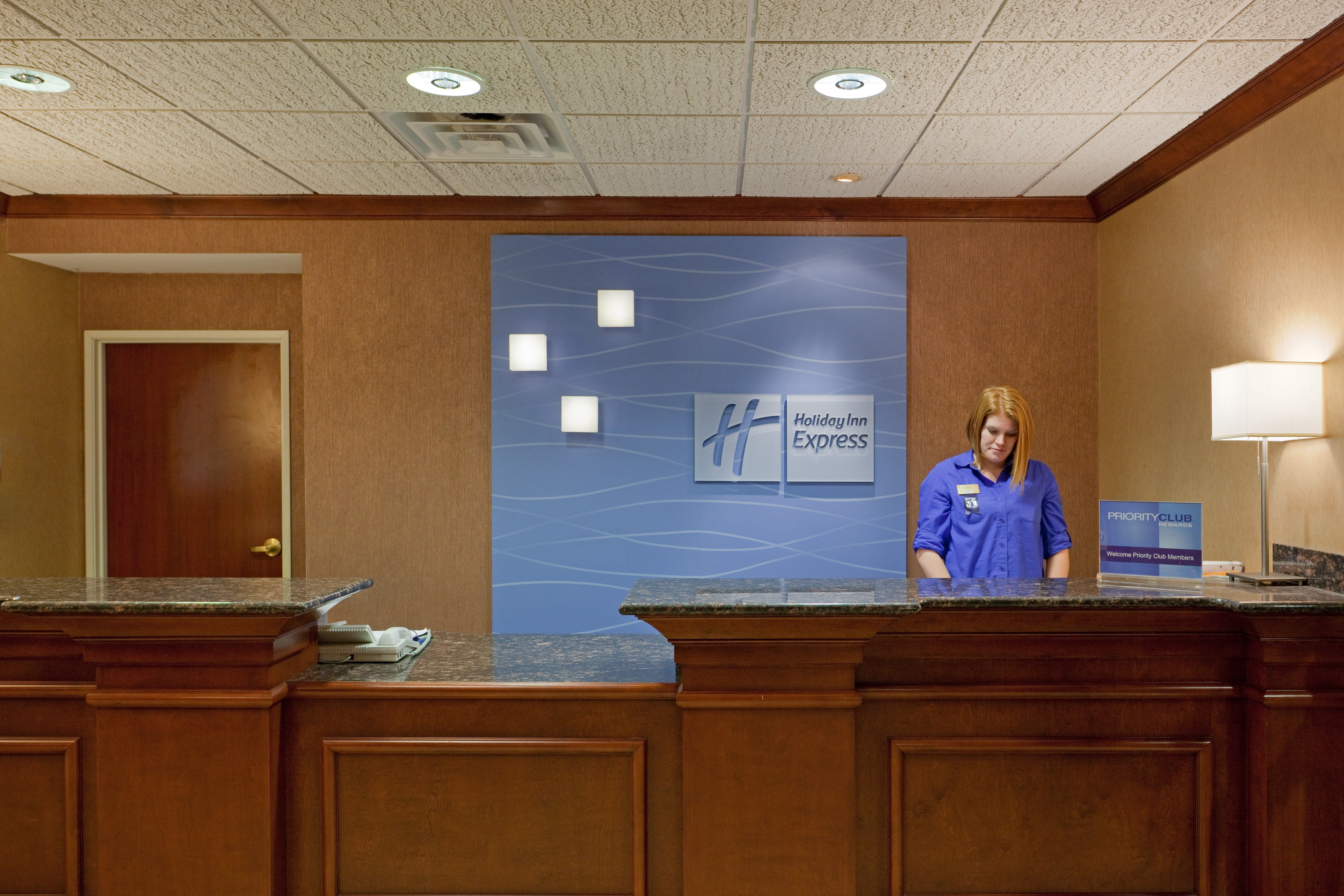 Holiday Inn Express Hotel And Suites Manchester Airport 11/72