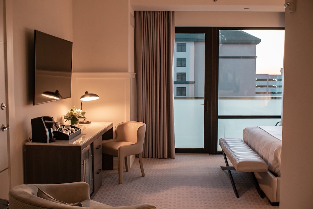 The Kindler Hotel 36/41