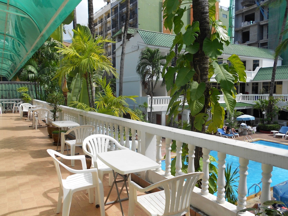 The Expat Hotel 33/50