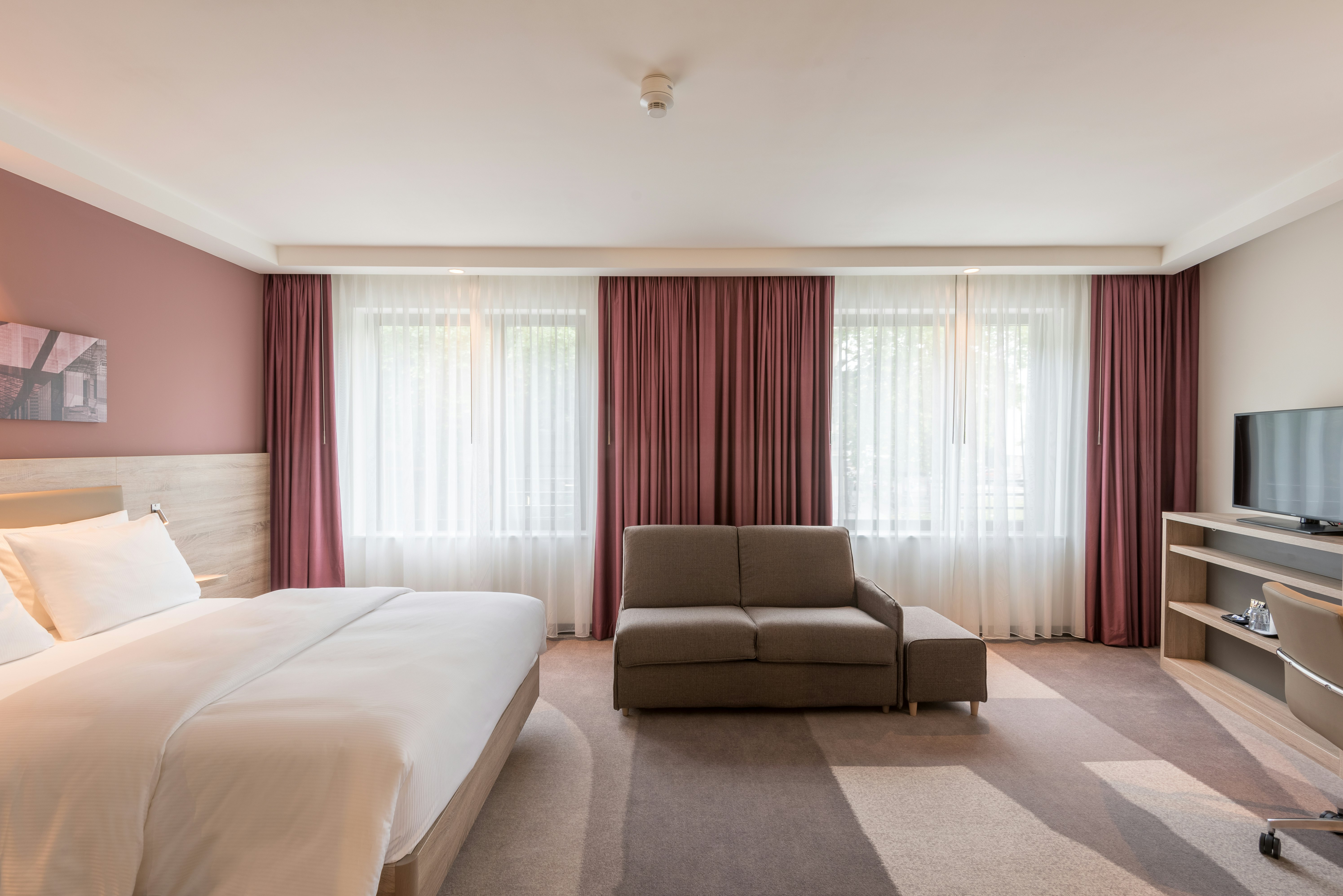 GUEST ROOM, QUEEN BED, SOFA