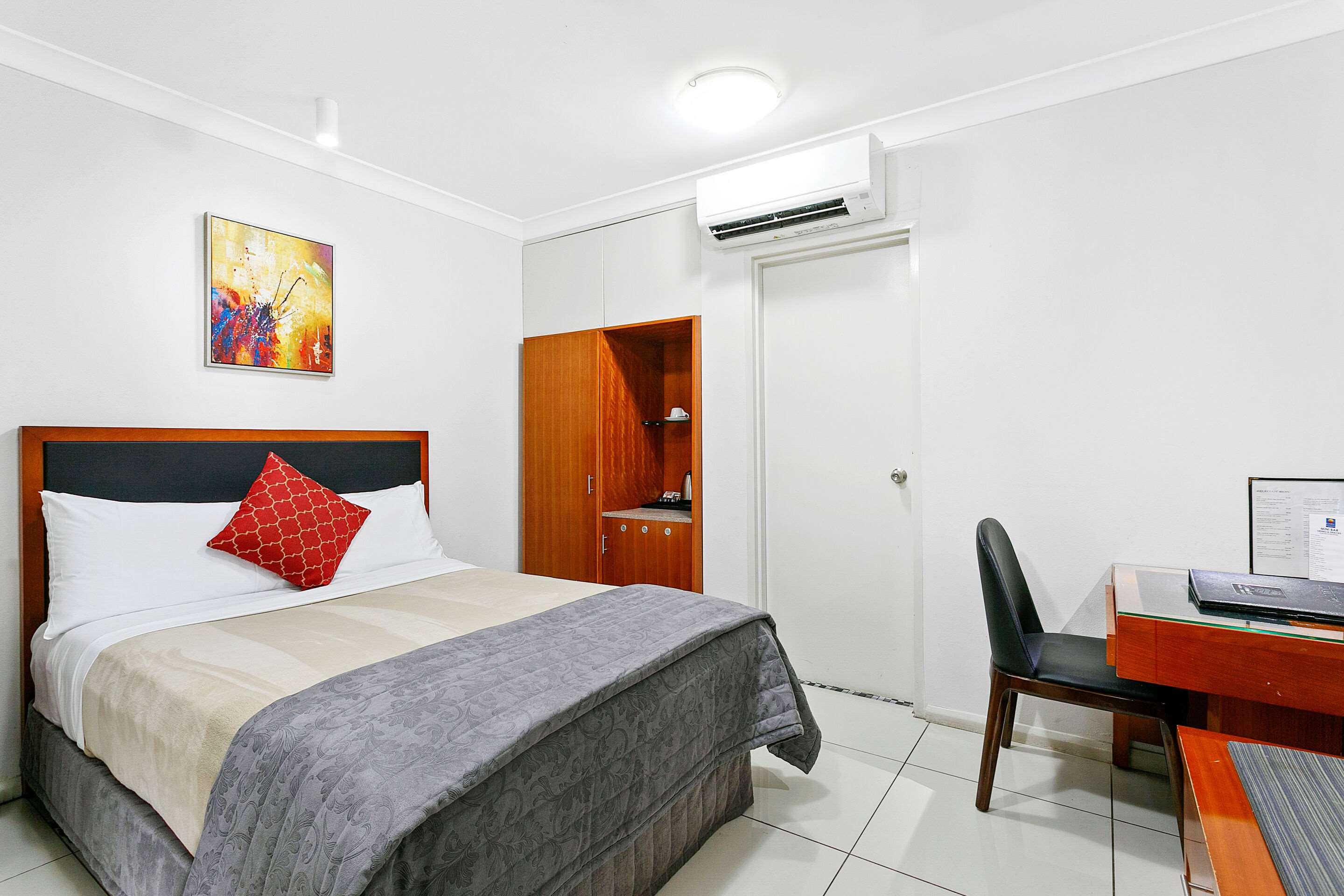ROOM, DOUBLE BED