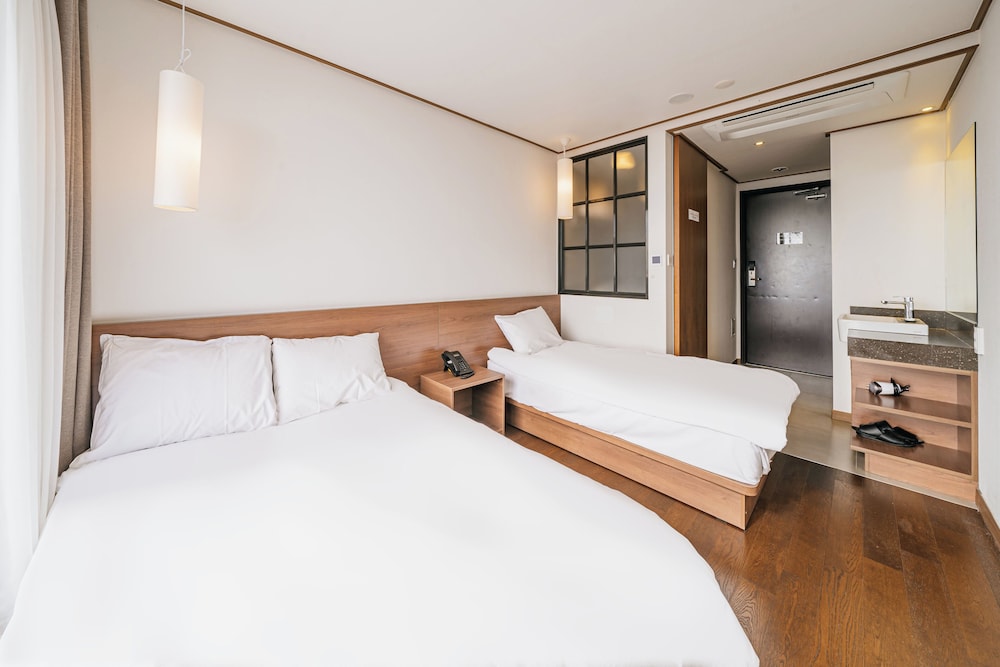 FAMILY, TWIN BEDS
