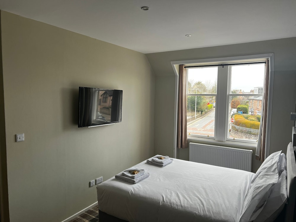 Crown Court Hotel & Bar 6/50