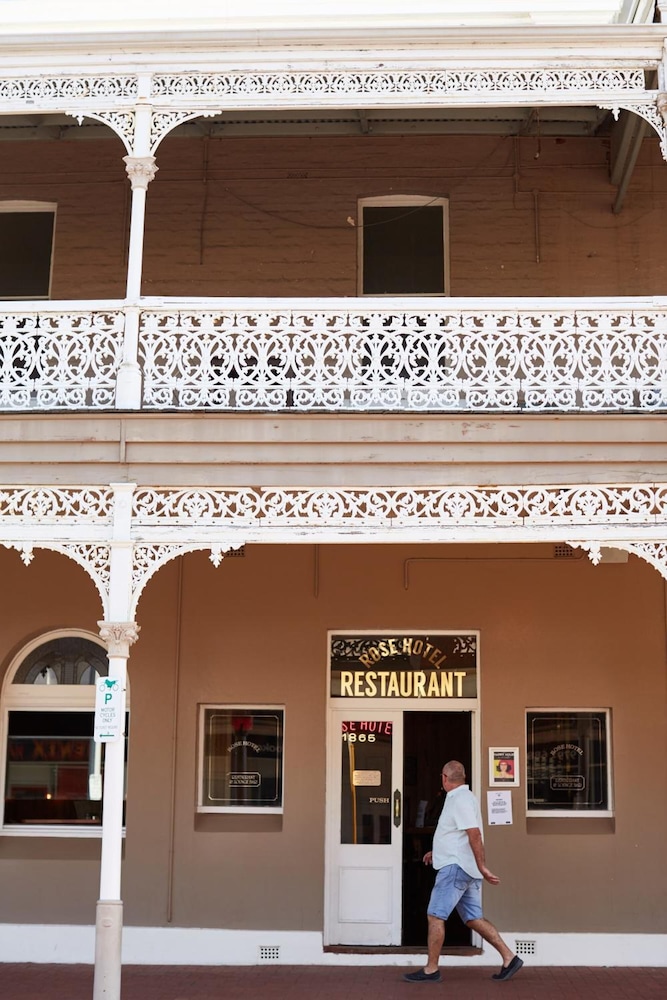 Rose Hotel 2/57