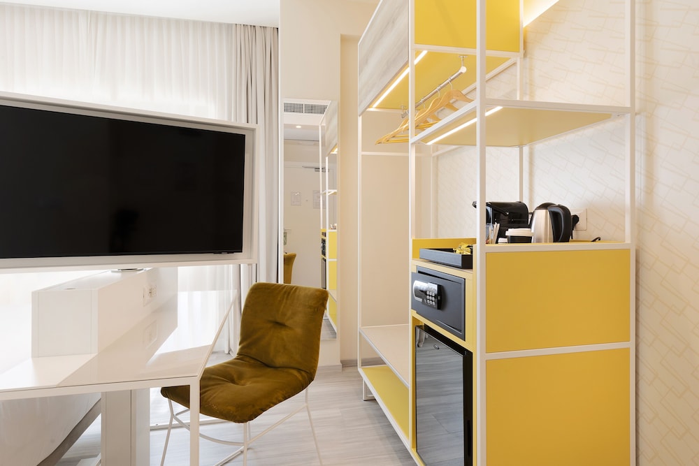Adesso Hotel 6/50