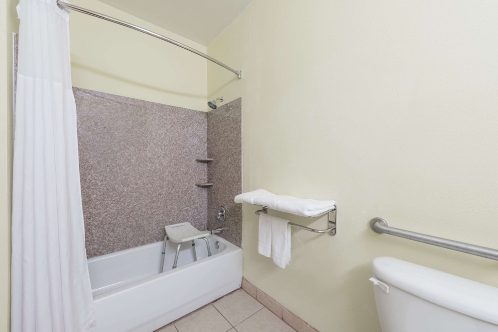 Days Inn Suites By Wyndham Cleburne Tx 39/42