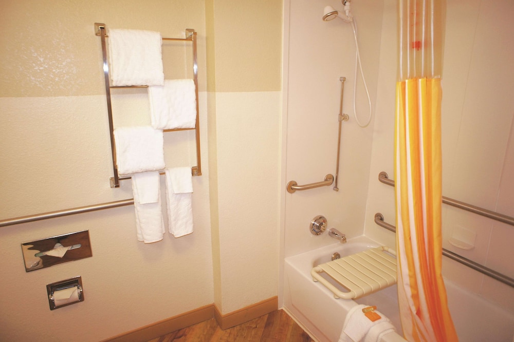 La Quinta Inn & Suites by Wyndham Raleigh Cary 17/44