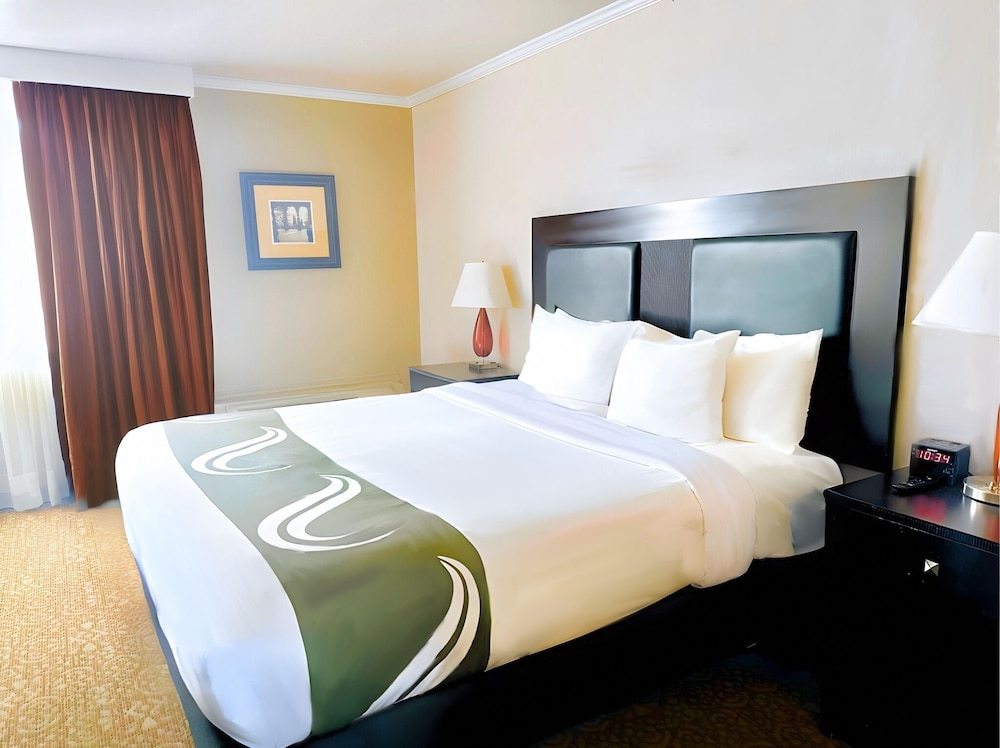 ROOM, KING BED