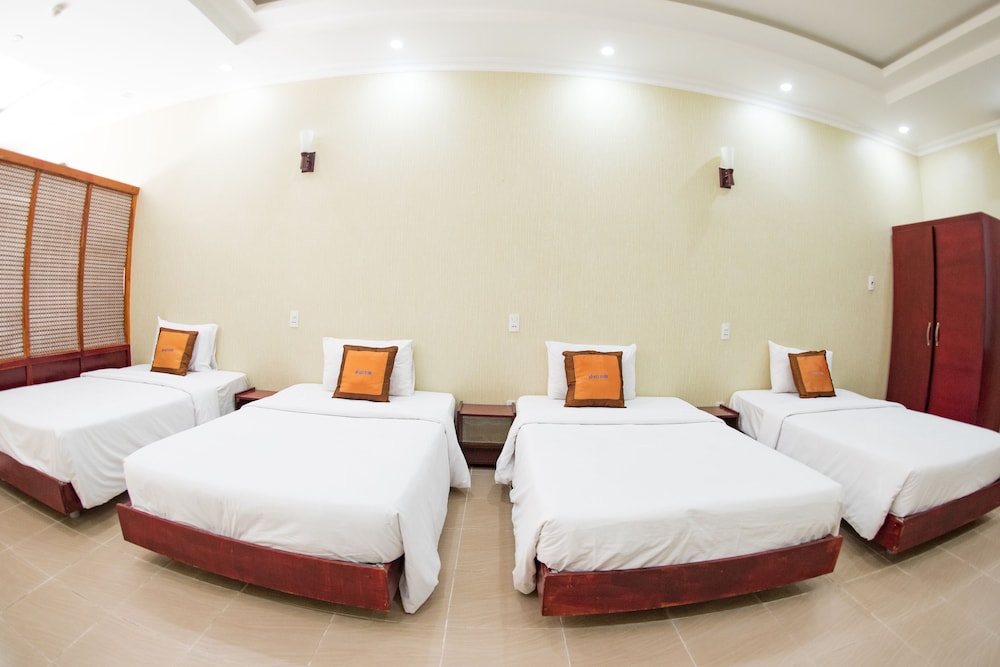 ROOM, QUADRUPLE
