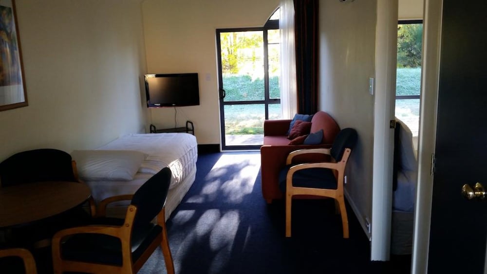 THE PEAKS MOTOR INN 14/40