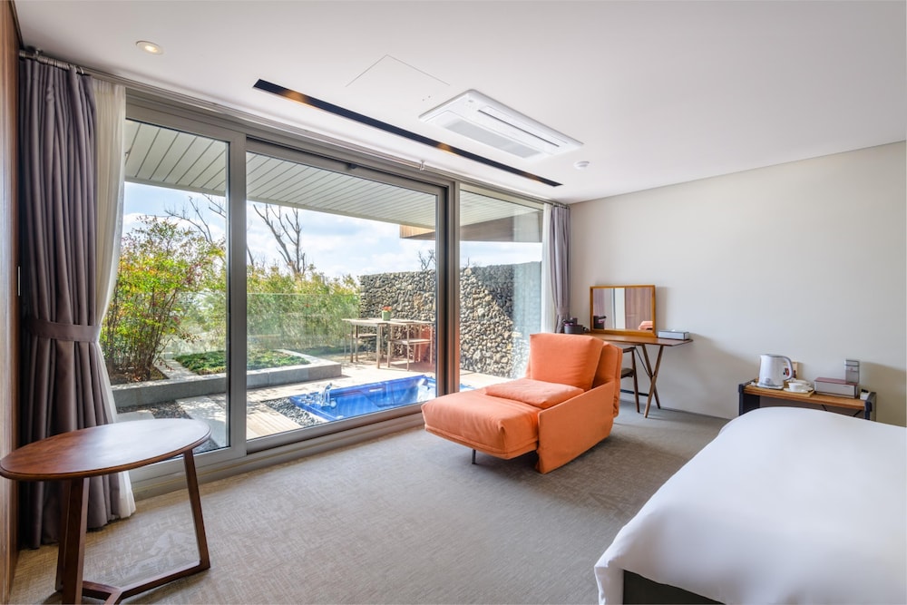 Bayhill Pool & Villa 47/77