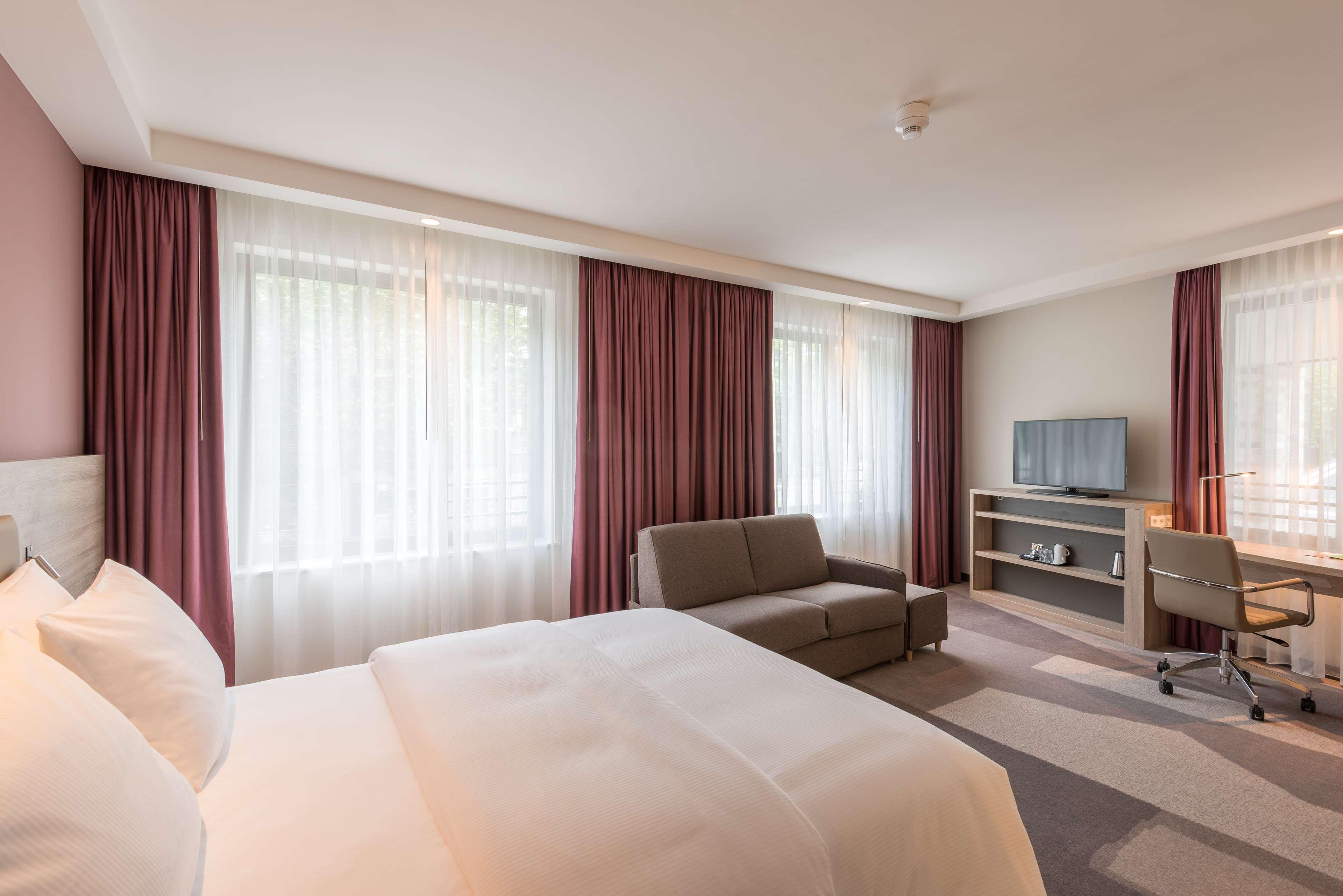 GUEST ROOM, QUEEN BED, SOFA, CORNER
