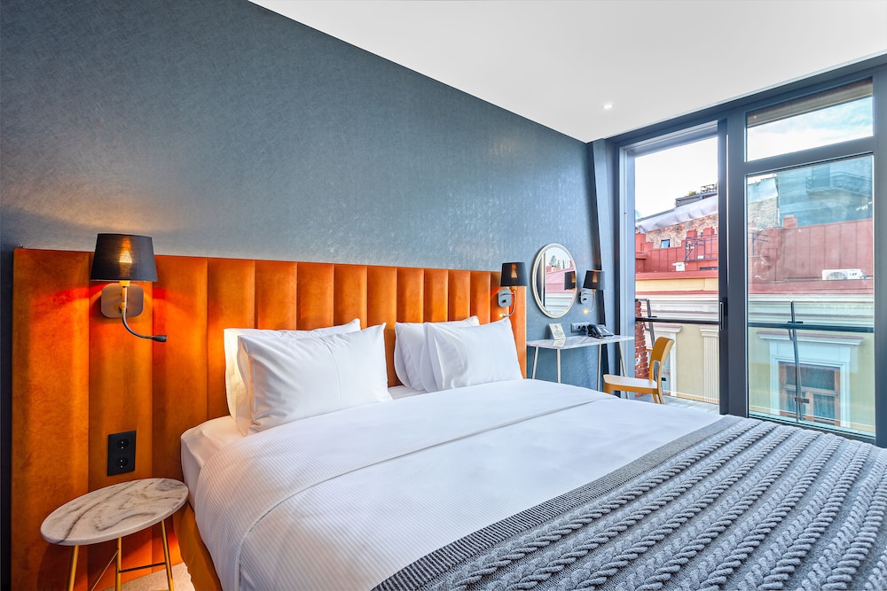SUPERIOR, DOUBLE OR TWIN BED