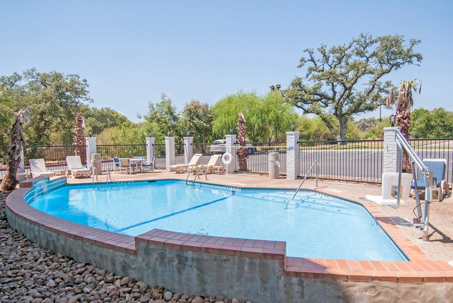 Days Inn & Suites by Wyndham San Antonio North/Stone Oak 32/63