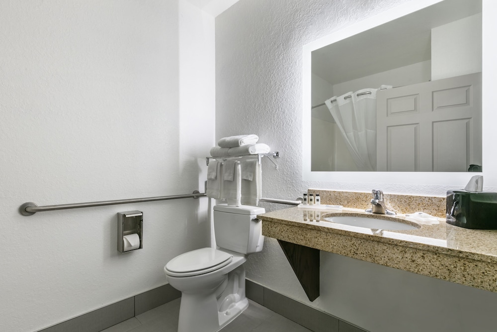 Clarion Pointe Columbus-Bradley Park 24/39