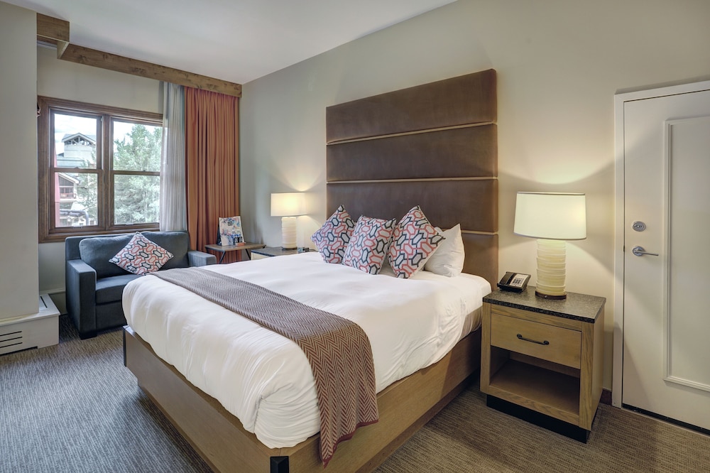 Lodge, King Bed