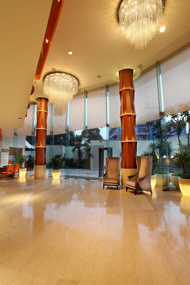 Mahagun Sarovar Portico Suites 9/38