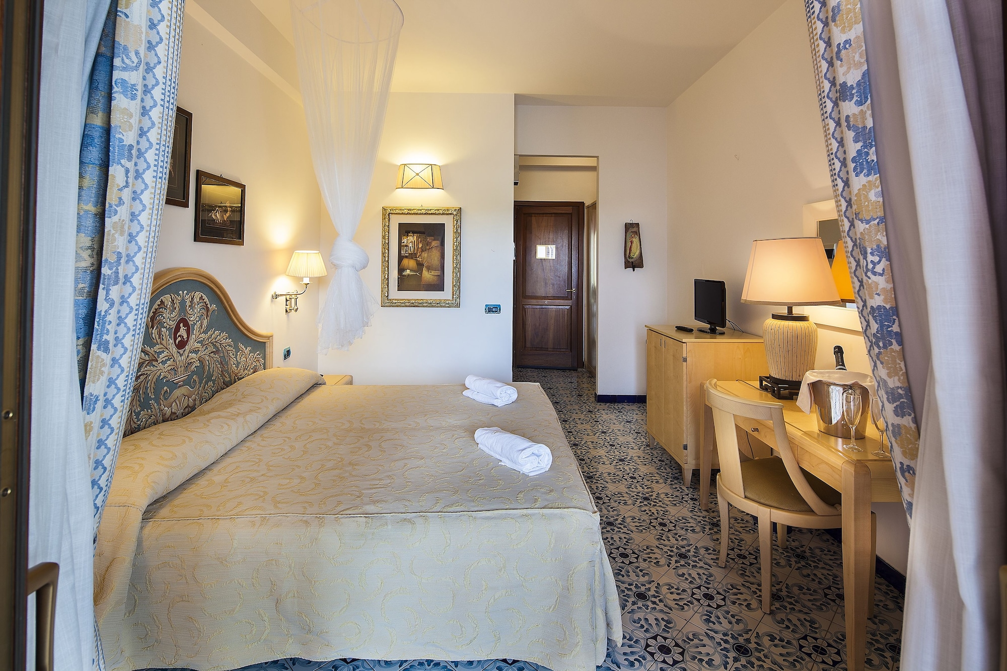 DELUXE, DOUBLE OR TWIN BED, SEA VIEW