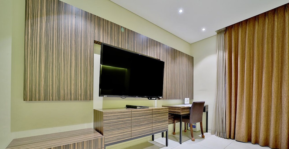 Golden Hotel 34/46