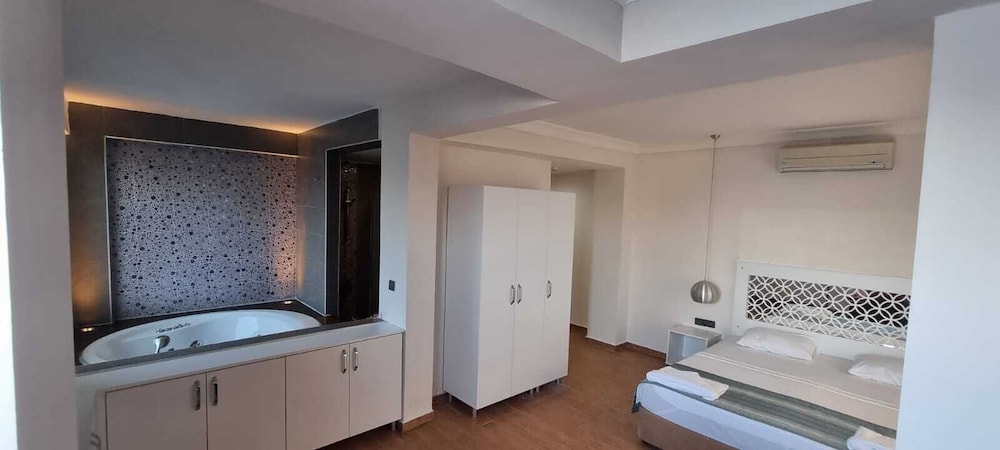 Cle Beach Boutique Hotel 50/50