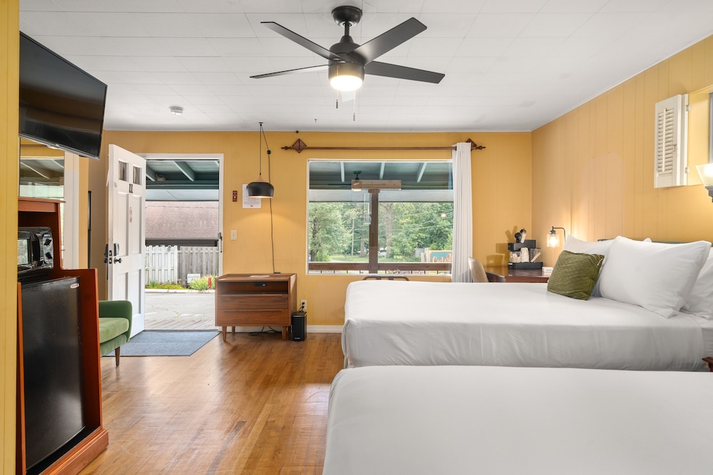 Deluxe, 2 Queen Beds